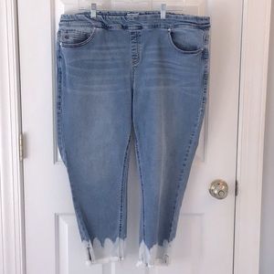 Capri jeans with frayed hem